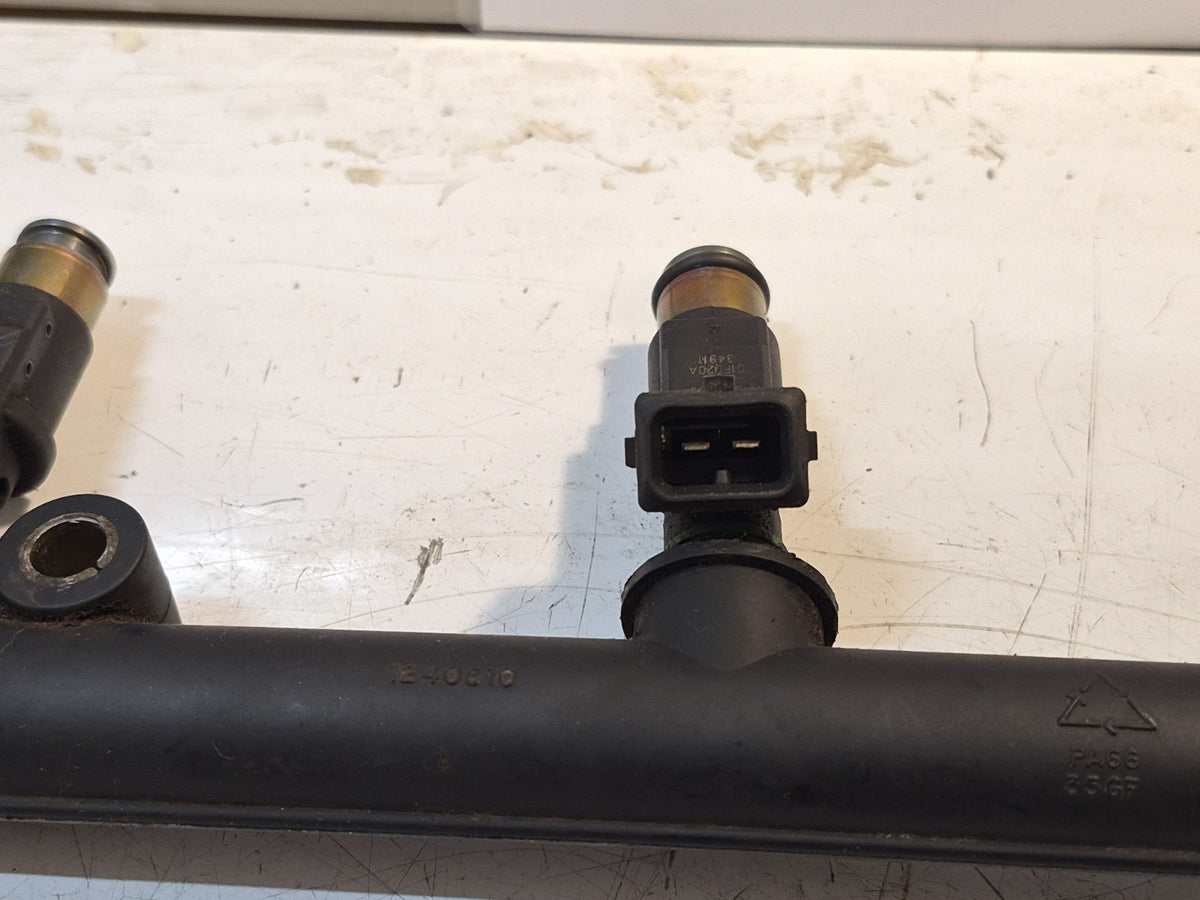 Triumph Daytona 955i Injector Rail