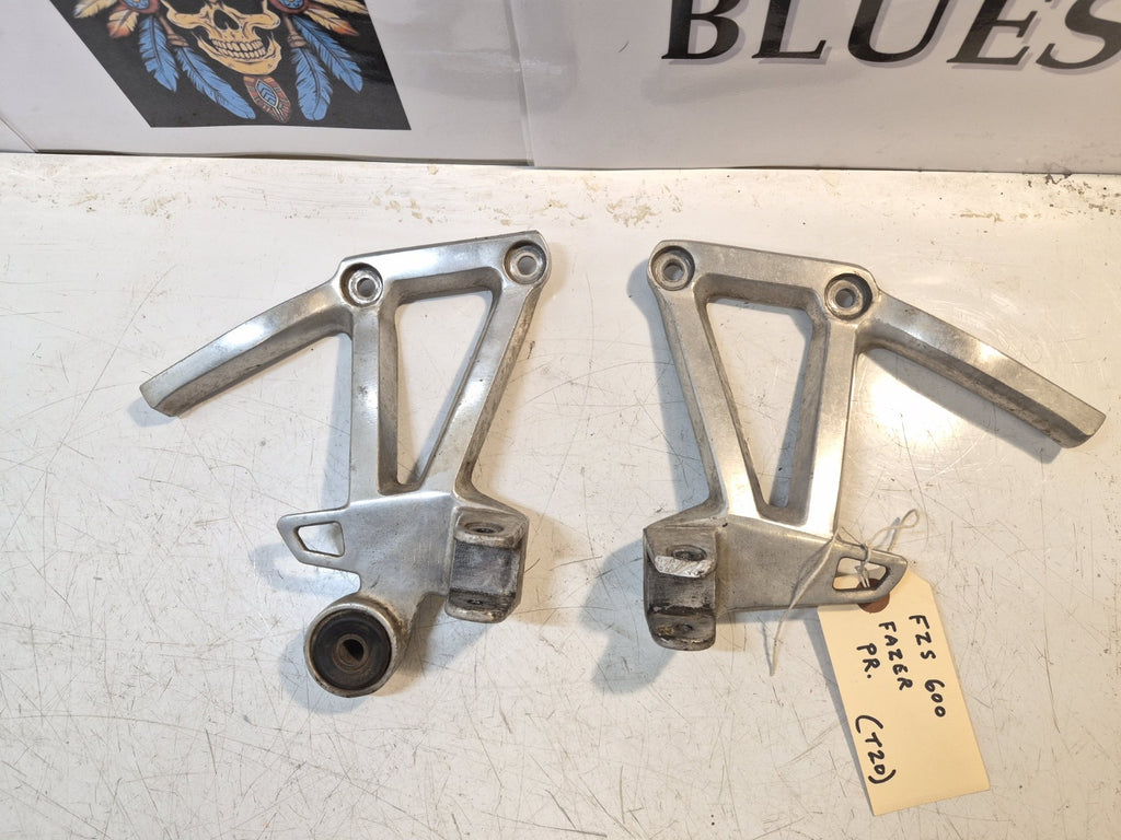Yamaha FZS 600 FAZER Pillion Peg Hangers, Pair