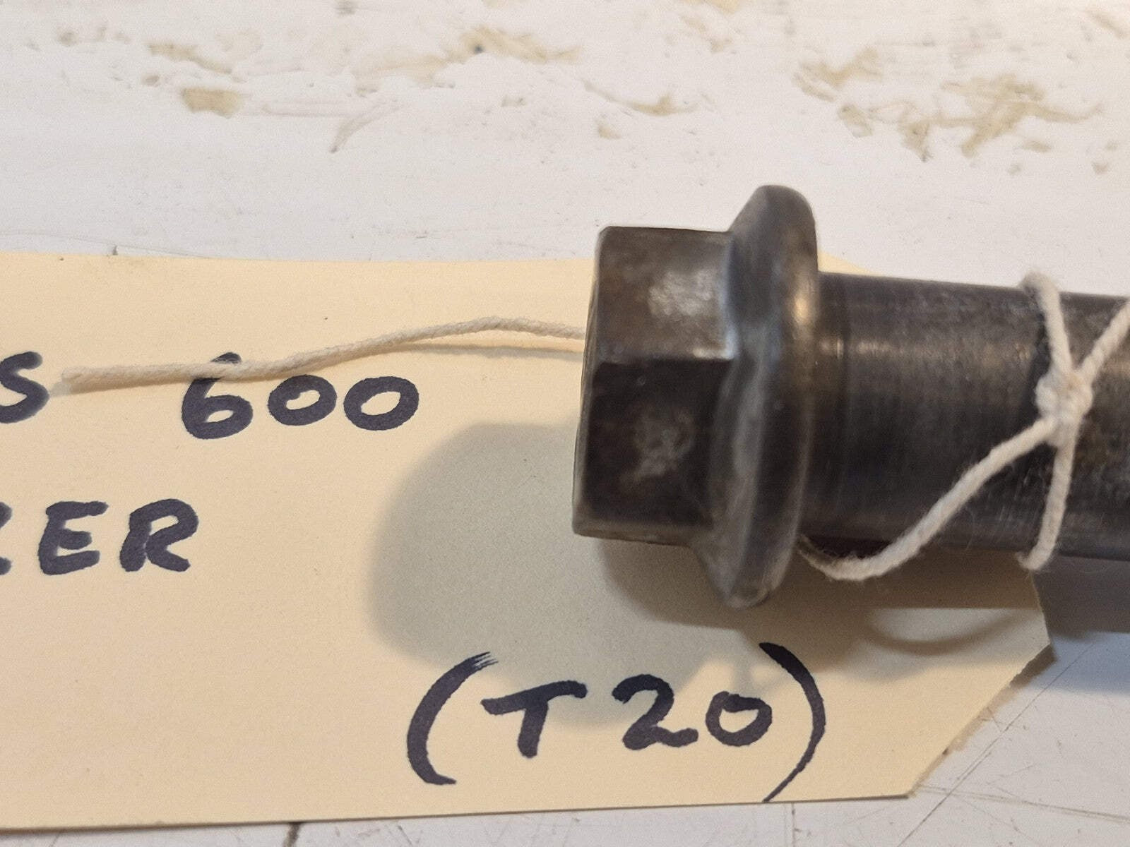 Yamaha FZS 600 FAZER Front Wheel Spindle