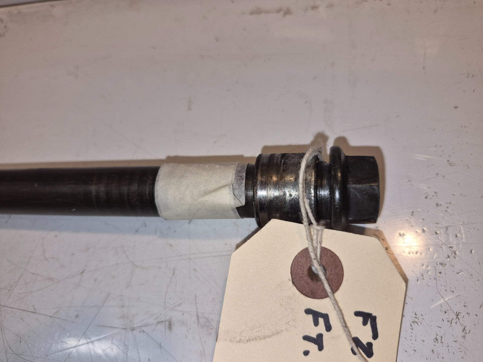 Yamaha FZS 600 FAZER Front Wheel Spindle