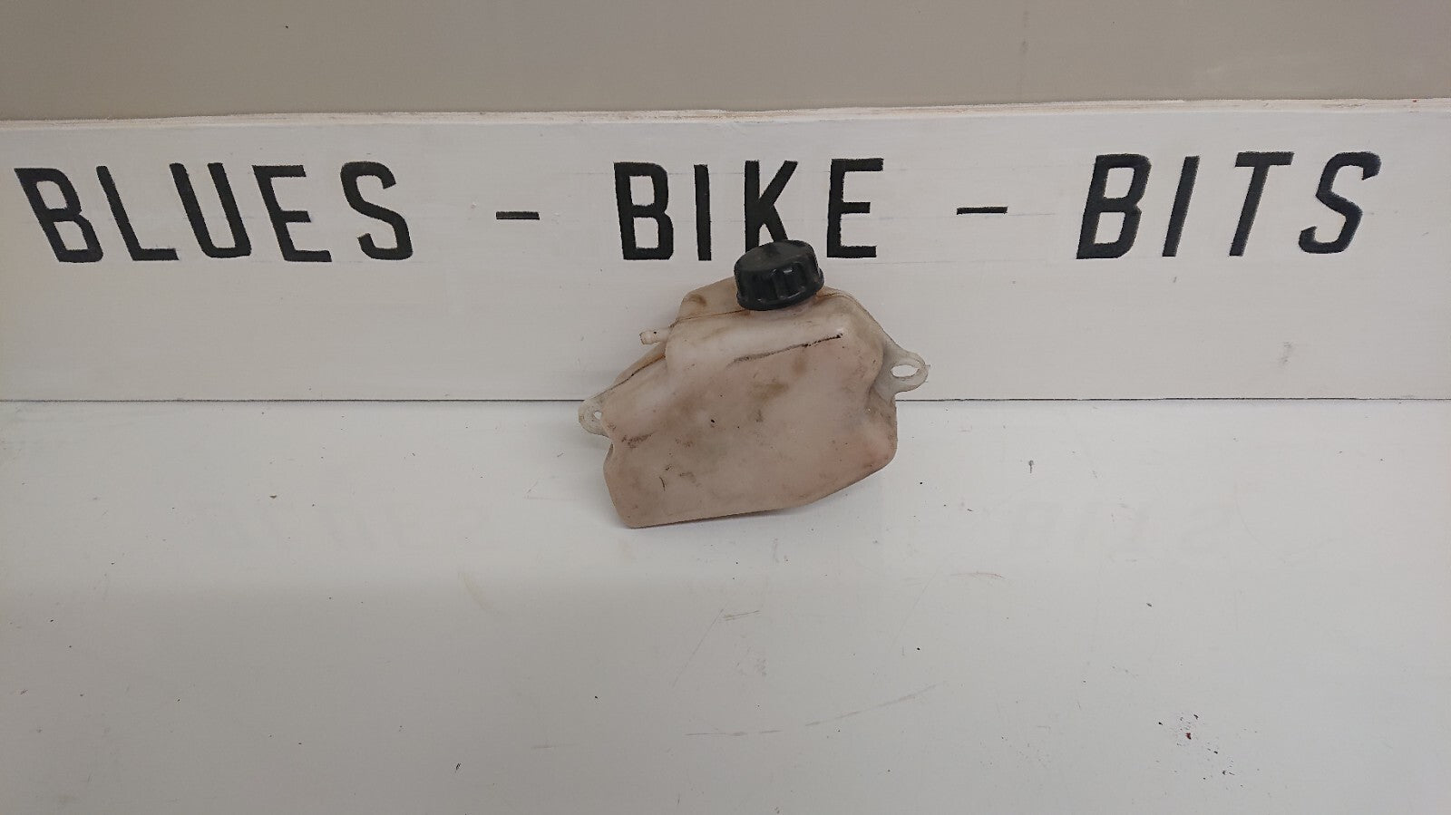Kawasaki GPZ500 S Header Tank