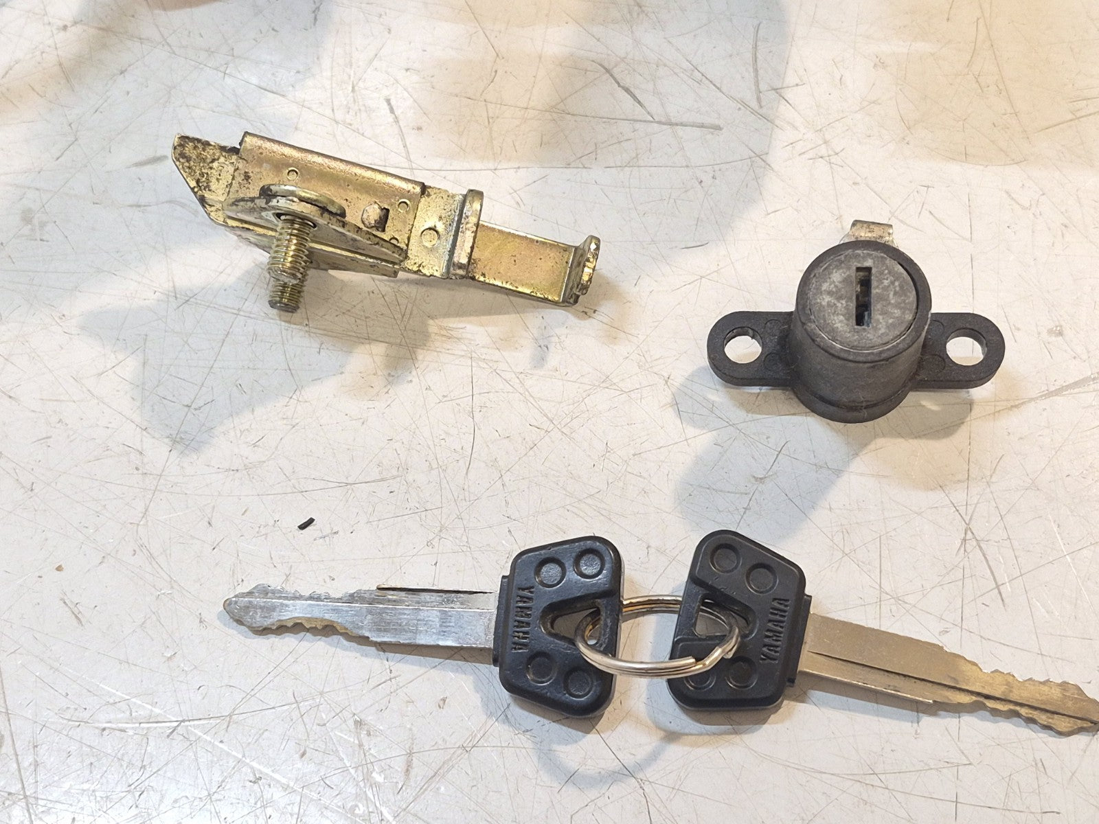 YAMAHA FAZER FZS600 LOCK SET IGNITION SWITCH, TANK LOCK SEAT LOCK + ONE KEY