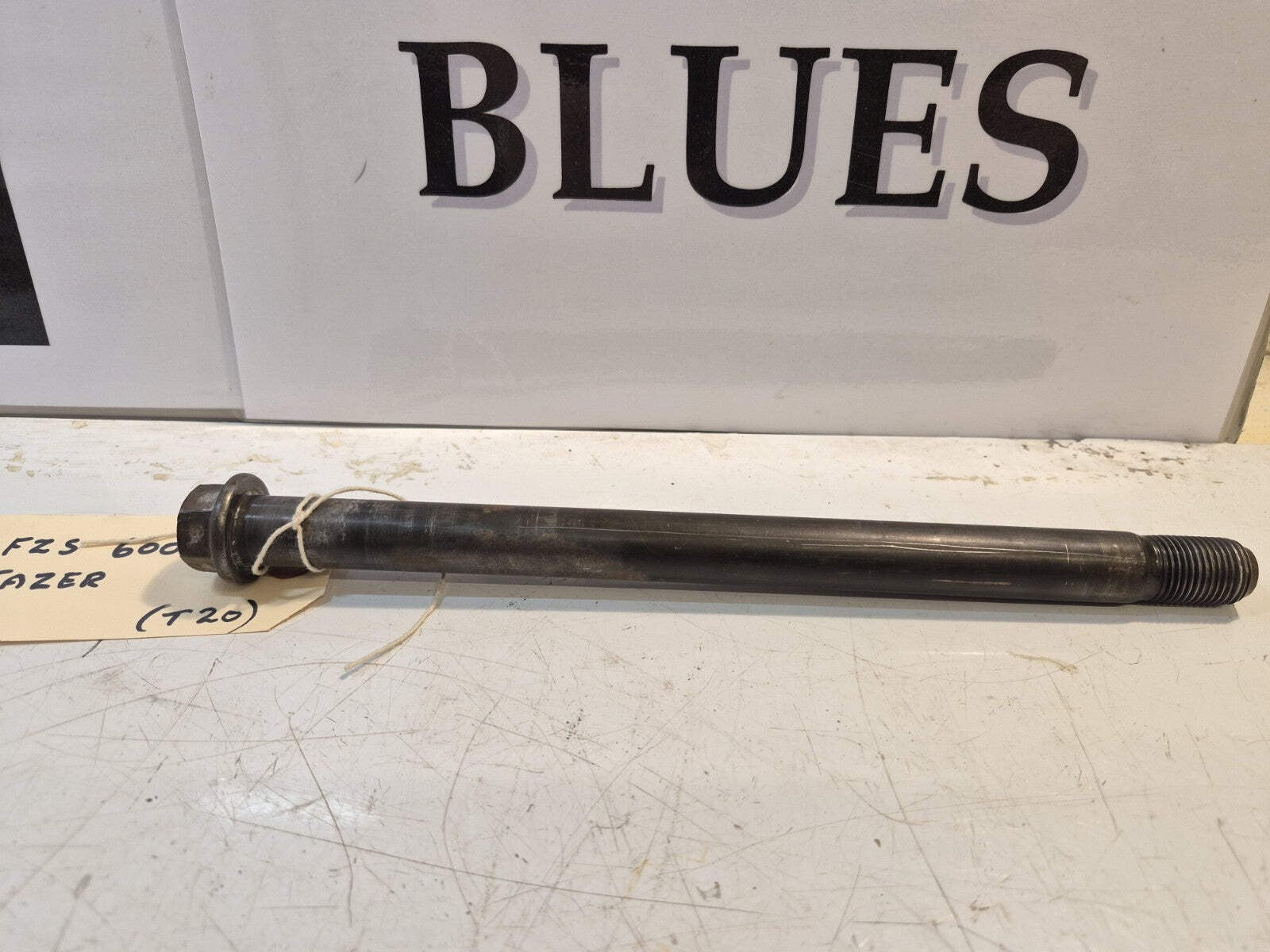 Yamaha FZS 600 FAZER Front Wheel Spindle