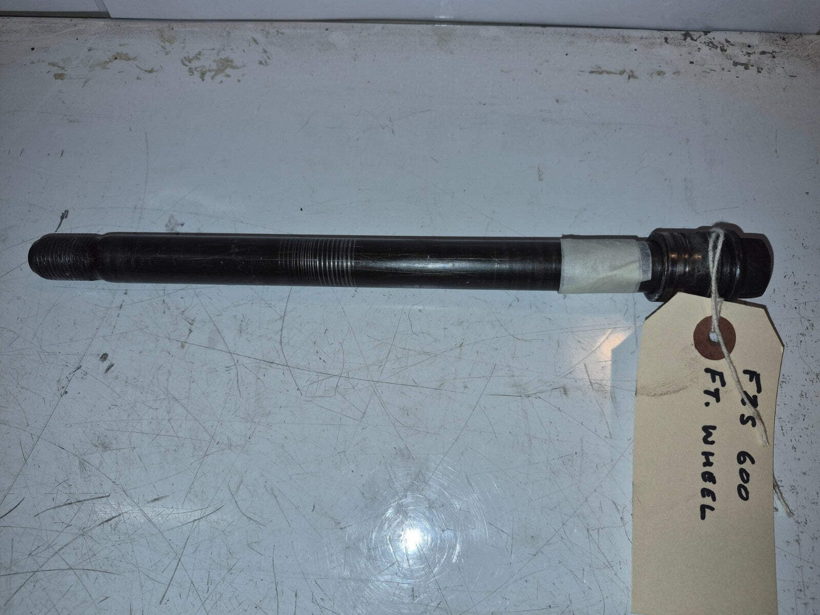 Yamaha FZS 600 FAZER Front Wheel Spindle
