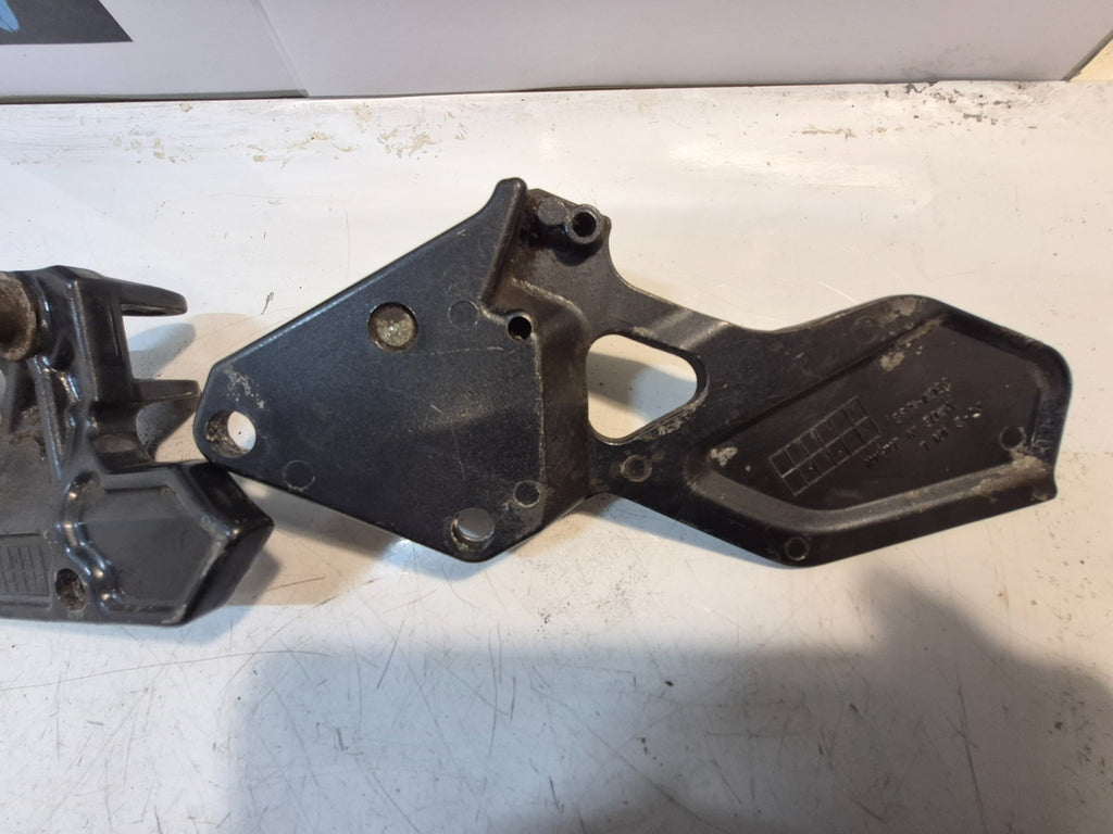 Kawasaki ZZR 1100 Front Peg Hangers