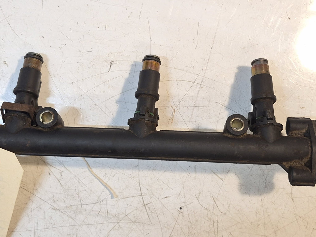 Triumph Daytona 955i Injector Rail