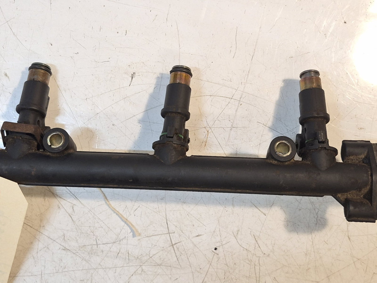 Triumph Daytona 955i Injector Rail