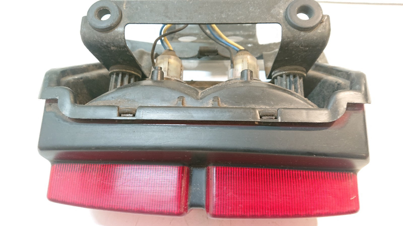 YAMAHA FZS600 FZS 600 FAZER REAR BRAKE LIGHT TAILIGHT TAIL LIGHT & BRACKET 98-03